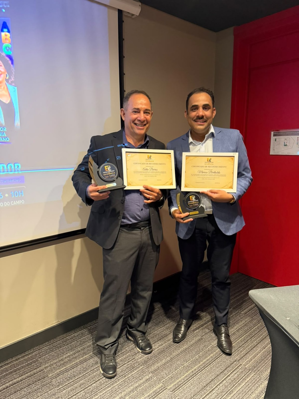 Entrega de certificados e troféus de reconhecimento